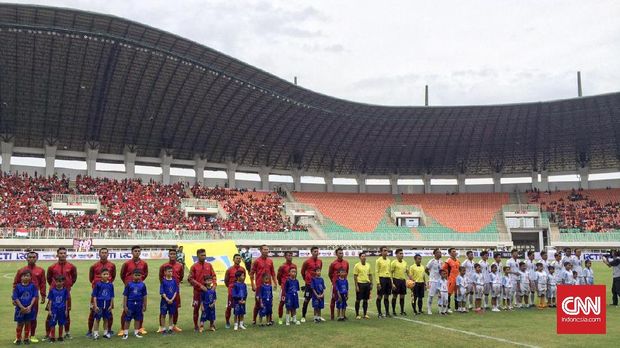 Suasana Stadion Pakansari sebelum pertandingan Indonesia melawan Myanmar.
