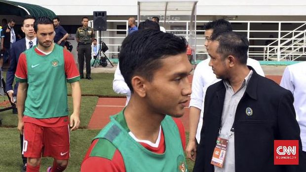 Ezra Walian (kiri) belum mendapat suplai bola dari dua sayap dan gelandang Indonesia.