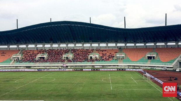 Kondisi di dalam Stadion Pakansari saat Timnas Indonesia menghadapi Myanmar.