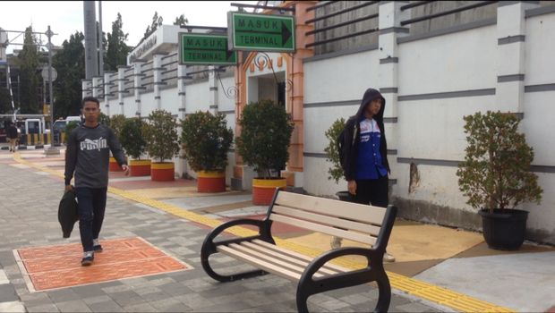 Ada juga kursi-kursi yang dipasang di tengah trotoar. Pejalan kaki pun bisa melepas penat sambil duduk-duduk di area trotoar ini.