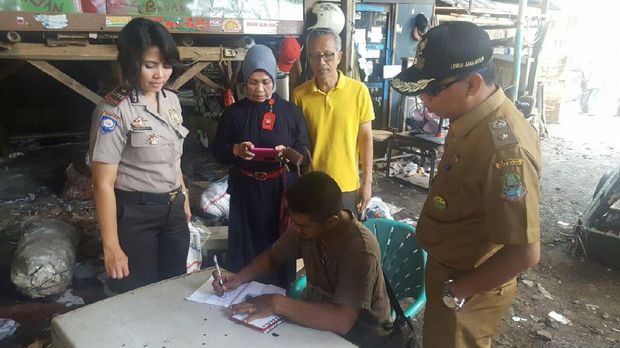 Warga Tangkap Pemulung yang Buang Sampah Kasur di Kali Bekasi