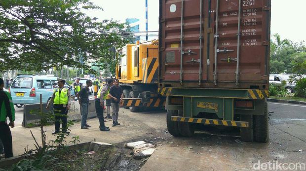 Truk Kontainer Tabrak 3 Mobil di Kelapa Gading