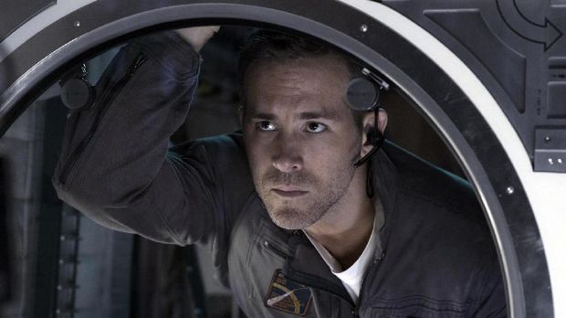 Cuplikan dan poster film LIFE yang dibintangi oleh Jake Gyllenhaal, Rebecca Ferguson, dan Ryan Reynolds.