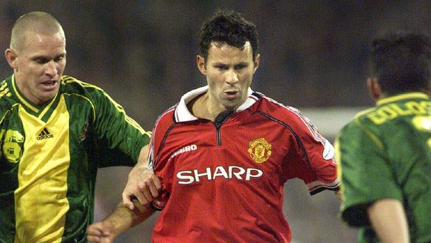 Ryan Giggs (tengah) tercatat sebagai pemain tertua kedua setelah Edwin van der Sar yang pernah memperkuat MU. (