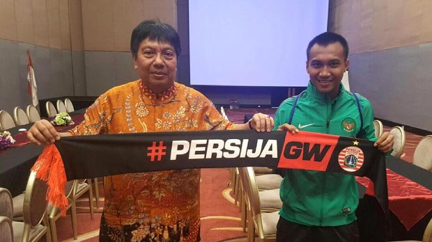 Gede Widiade (kiri) dan M Hargianto ketika melakukan tanda tangan kontrak bergabung ke Persija pada Maret 2017.