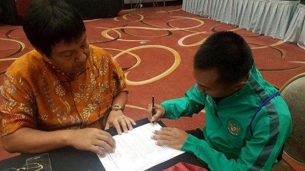 Muhammad Hargianto melakukan tanda tangan kontrak dengan Persija Jakarta disaksikan I Gede Widiade.
