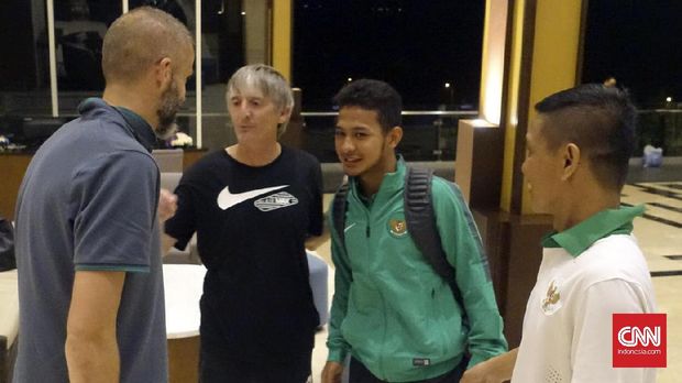 Gian Zola sempat mengenalkan orangtuanya kepada Luis Milla dan staf kepelatihan.