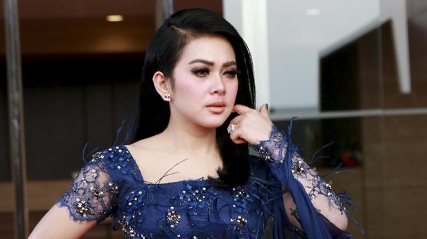 Syahrini identik dengan gaya-gaya anehnya.