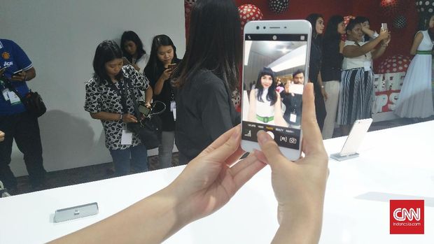 Oppo F3 Plus, Ponsel Rp6 Jutaan untuk Penggila Selfie