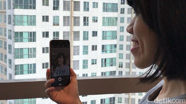 LG Siapkan Generasi Baru Ponsel Seflie K10 2017