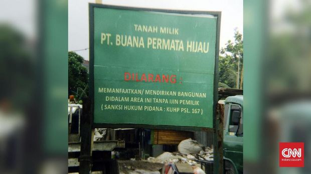 Plang PT Buana Permata Hijau yang mengklaim tanah mereka masih berdiri tegak saat CNNIndonesia.com menyambangi wilayah Taman BMW, Rabu (22/3).