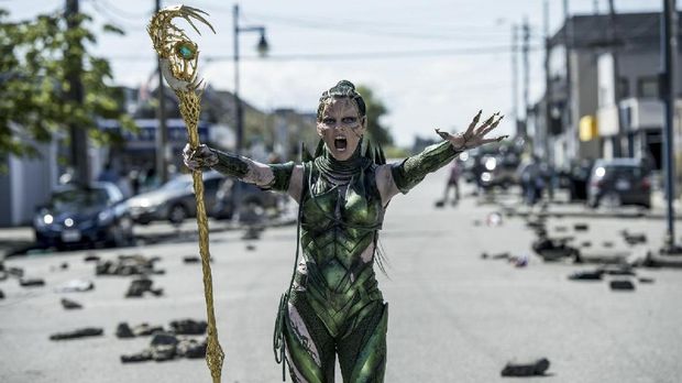 Rita Repulsa yang diperankan Elizabeth Banks.