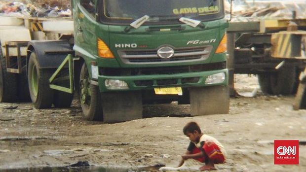 Sebagian lahan di Taman BMW digunakan untuk parkir truk-truk pelabuhan.