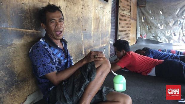 Di area Taman BMW juga ada kampung kecil yang berisikan puluhan rumah berlantaikan tanah.