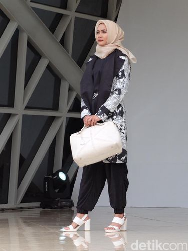 Desainer Bandung Anggia Rilis Koleksi Hijab Terinspirasi 