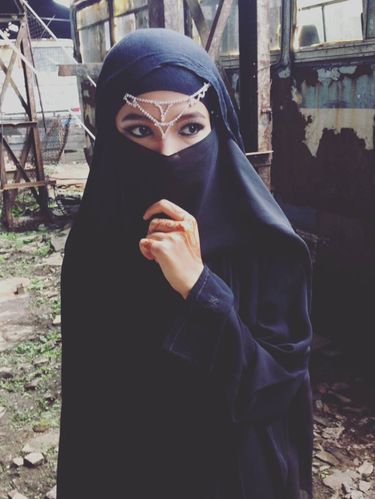 Foto Gaya Hijab Si Manis Ariska DJ Berhijab yang Jadi Viral