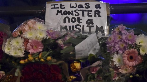 Salah satu slogan yang terpampang dalam aksi solidaritas bagi para korban teror London