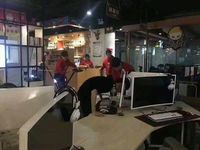 Kesal, Gamer ini Benturkan Kepala ke Monitor dan Tersangkut