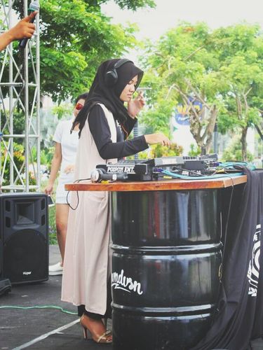 Foto: Gaya Hijab Si Manis Ariska, DJ Berhijab yang Jadi Viral