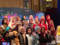 Foto: Risma Diserbu Peserta Sunsilk Hijab Hunt 2017 Surabaya