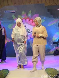 Gaya Modis Nycta Gina Saat Jadi Juri Sunsilk Hijab Hunt 