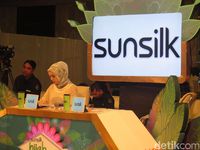 Gaya Modis Nycta Gina Saat Jadi Juri Sunsilk Hijab Hunt 