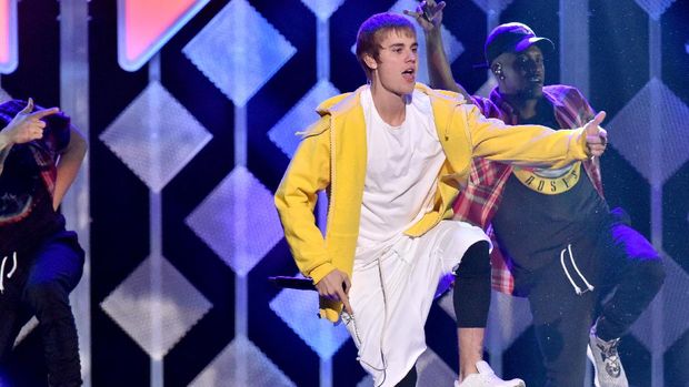 Justin Bieber sampai dilempari oleh penggemarnya karena menolak menyanyi Despacito di Swedia.