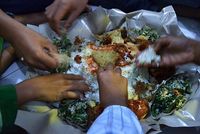 Begini Tradisi Orang Bali Megibung, Makan Bersama untuk 