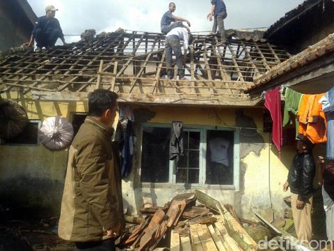 Rumah Juhdi direnovasi.