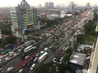 Lalu lintas di Jalan MT Haryono akibat pohon tumbang / 