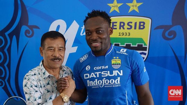 Umuh Muchtar (kiri) memastikan Michael Essien bukan satu-satunya pemain kelas dunia yang akan direkrut Persib.