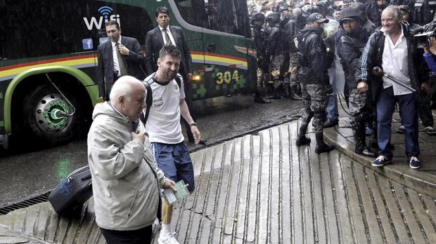 Lionel Messi hanya bisa menyaksikan rekan-rekannya berlaga lawan Bolivia di La Paz.