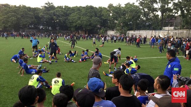 Ribuan Bobotoh kecewa gagal melihat Michael Essien di latihan Persib pada Rabu sore.