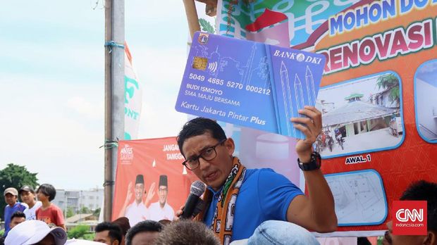 Jamin Tak Setop KJP, Sandi Bagikan Kartu Contoh