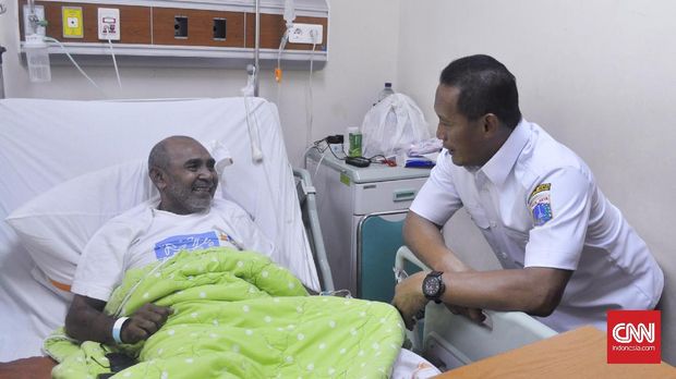 Eduardus Nabunome saat dikunjungi oleh pengurus PASI DKI Jakarta.