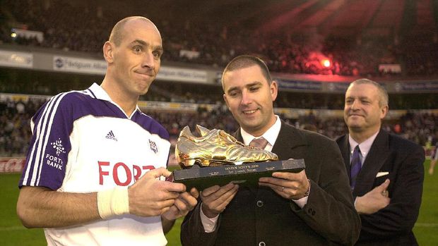 Keberhasilan Jan Koller jadi pencetak gol terbanyak Liga Belgia mengundang perhatian Borussia Dortmund.