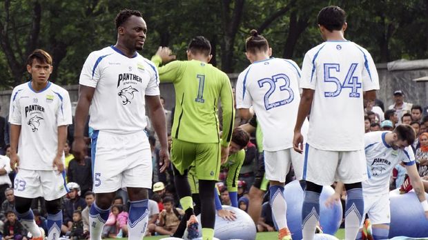 Persib menjalani latihan perdana usai libur lebaran.
