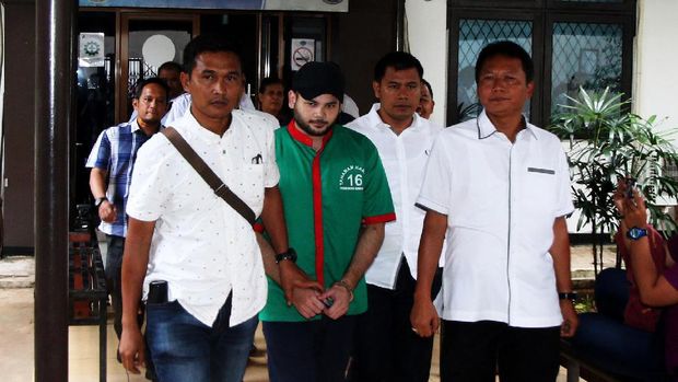 Pada akhir Maret, putra Rhoma Irama, Ridho Rhoma tertangkap atas kepemilikan dan konsumsi obat-obatan terlarang.