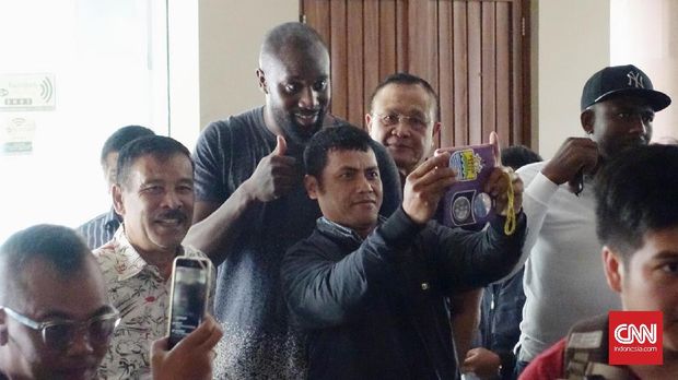 Carlton Cole langsung jadi buruan di konferensi pers di Graha Persib, Bandung, Kamis (30/3).
