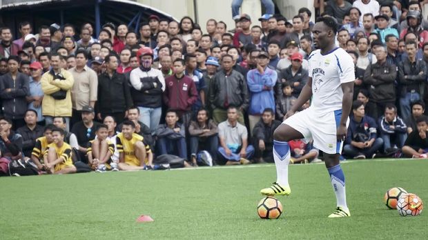 Michael Essien mengaku senang bisa kembali mencetak gol untuk para Bobotoh, fan Persib. (