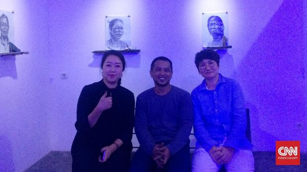 Kurator Kim Byung Un, Seniman Aliansyah Caniago dan Boo Ji Hyun berfoto bersama di pameran lukisan wajah masyarakat Sunda Kelapa.