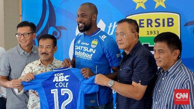 Carlton Cole menggunakan nomor punggung 12 di Persib Bandung.