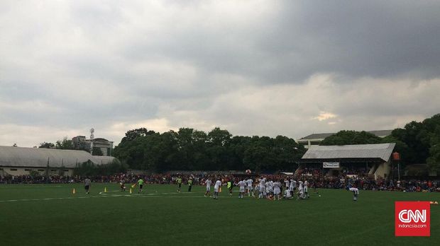 Suasana Lapangan Lodaya di latihan perdana Michael Essien bersama Persib.