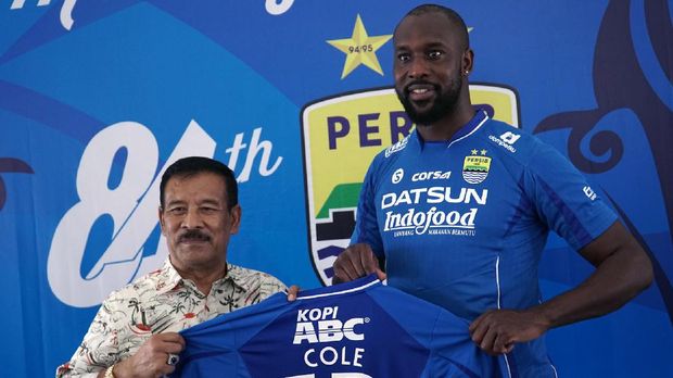 Carlton Cole menertawai komentar Umuh Muchtar yang mengatakan Persib melempem karena eks penyerang West Ham United itu. (