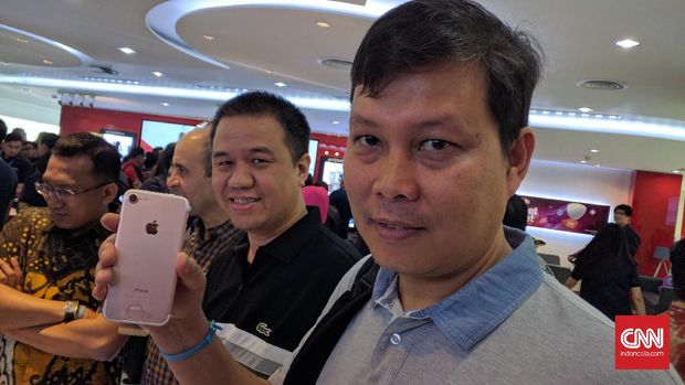 Salah satu pemesan iPhone 7 yang ikut mengantri Jumat (31/3) pagi di Jakarta.