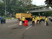 Massa Aksi 313 Bersihkan Lokasi Aksi bersama Petugas Kawasan Monas