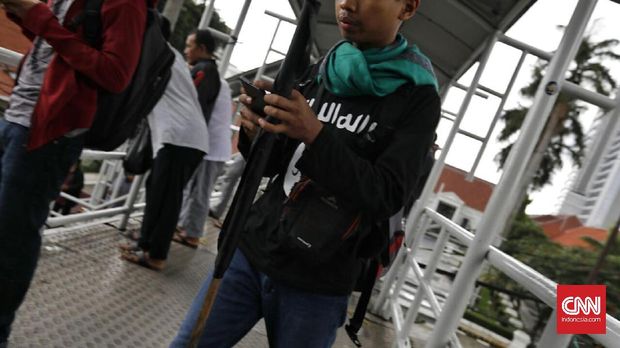  Kaos ISIS dan Bendera Palestina di Tengah Massa 313 