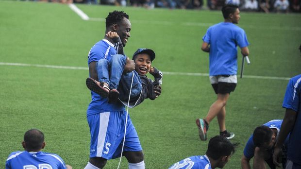 Michael Essien kembali bergabung dalam sesi latihan Persib Bandung di awal 2018.