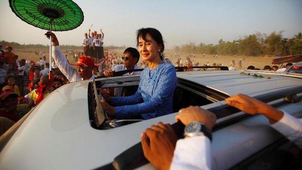 Kritik dan kecaman banyak menghujani Suu Kyi, yang dianggap gagal melindungi kaum Rohingya.