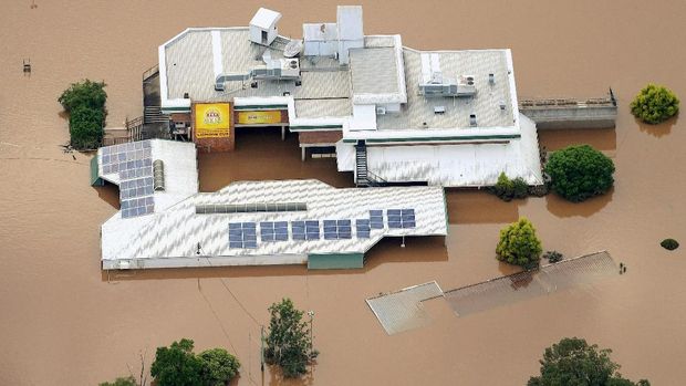 Banjir nyaris menutup atap bangunan